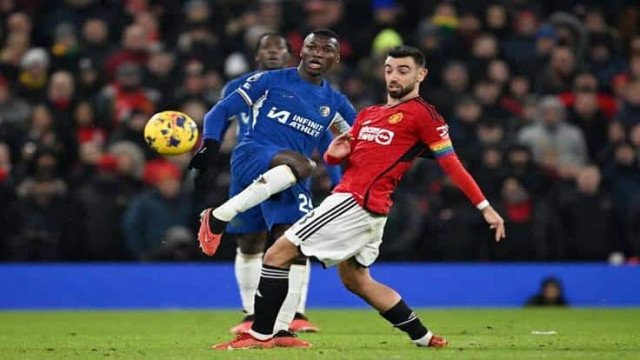 Chelsea's Moises Caicedo and Manchester United Bruno Fernandes